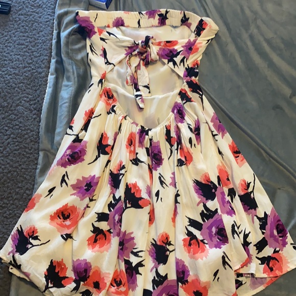 Short floral strapless dress with an open back - Picture 6 of 8